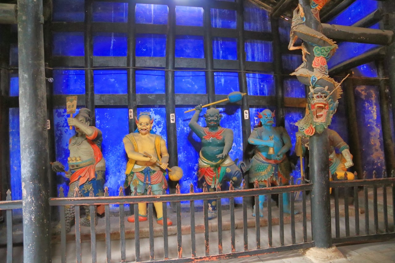 Statues de démons dans le temple de l’enfer