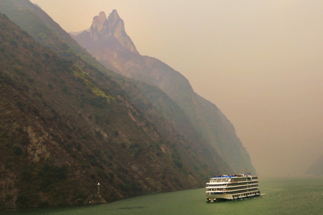 Pics de la gorge de Wu et un bateau de croisière