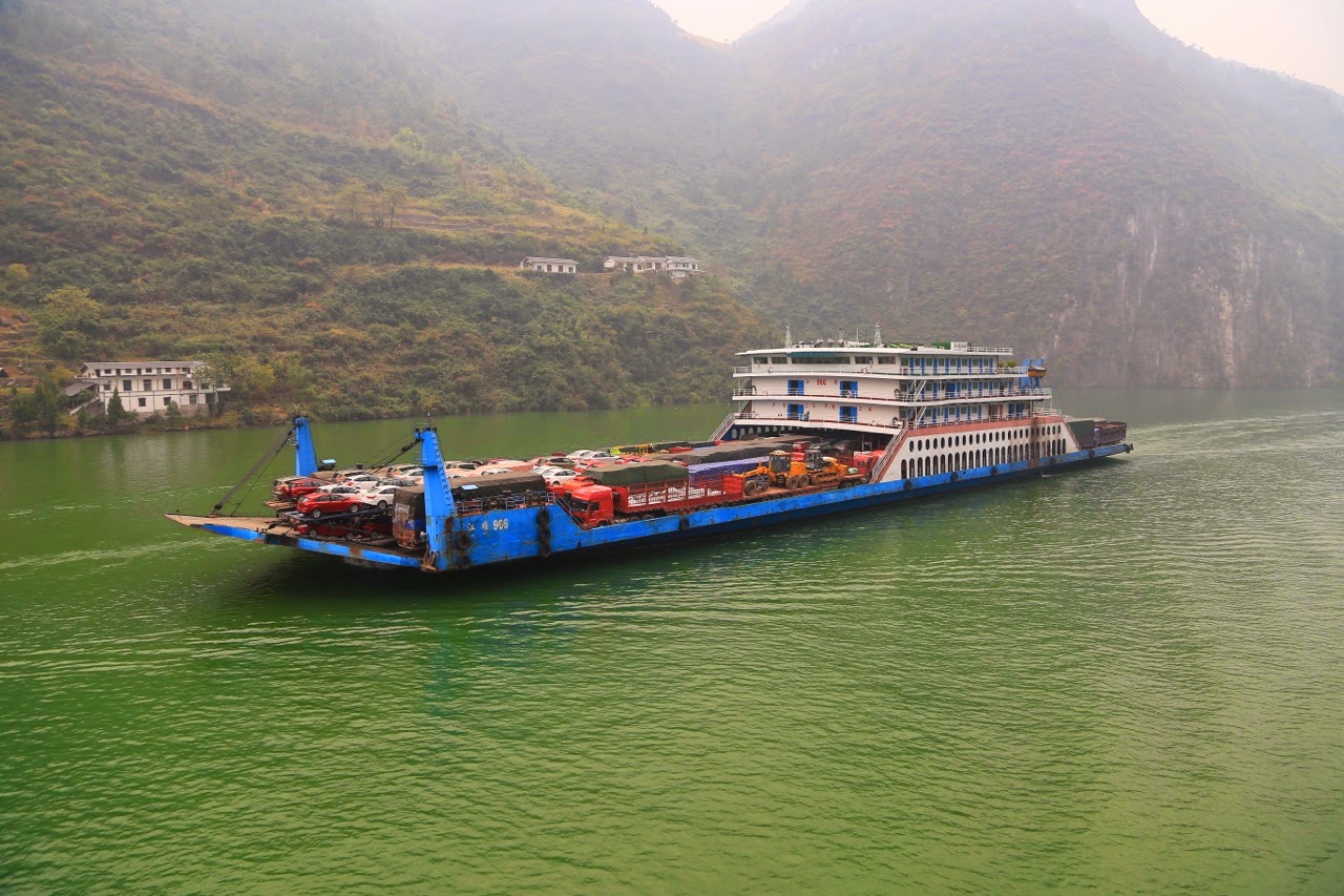 Cargo chargé de voitures descendant le Yangzi