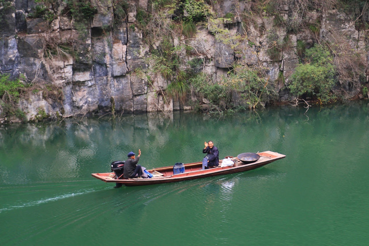 Barque sur les eaux vertes de la rivière Shennong