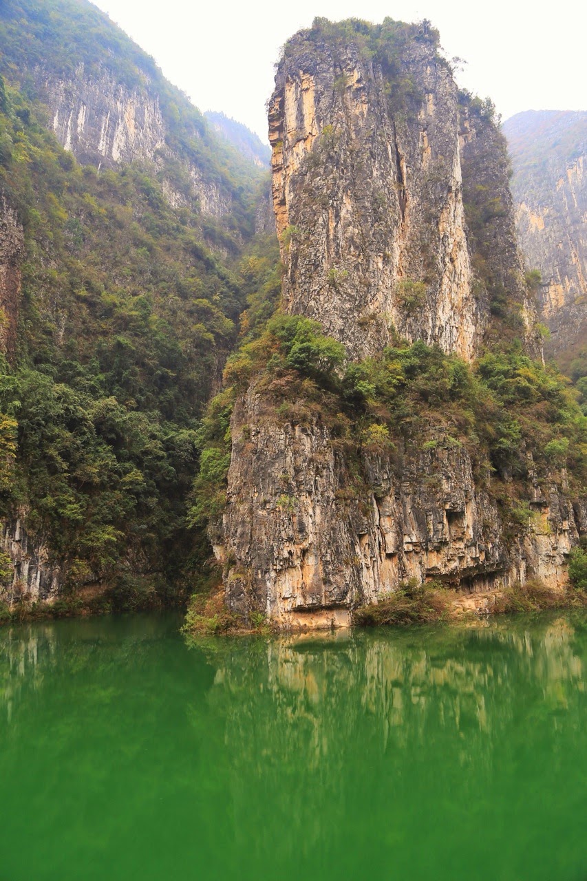 Piton rocheux au bord de la rivière Shennong
