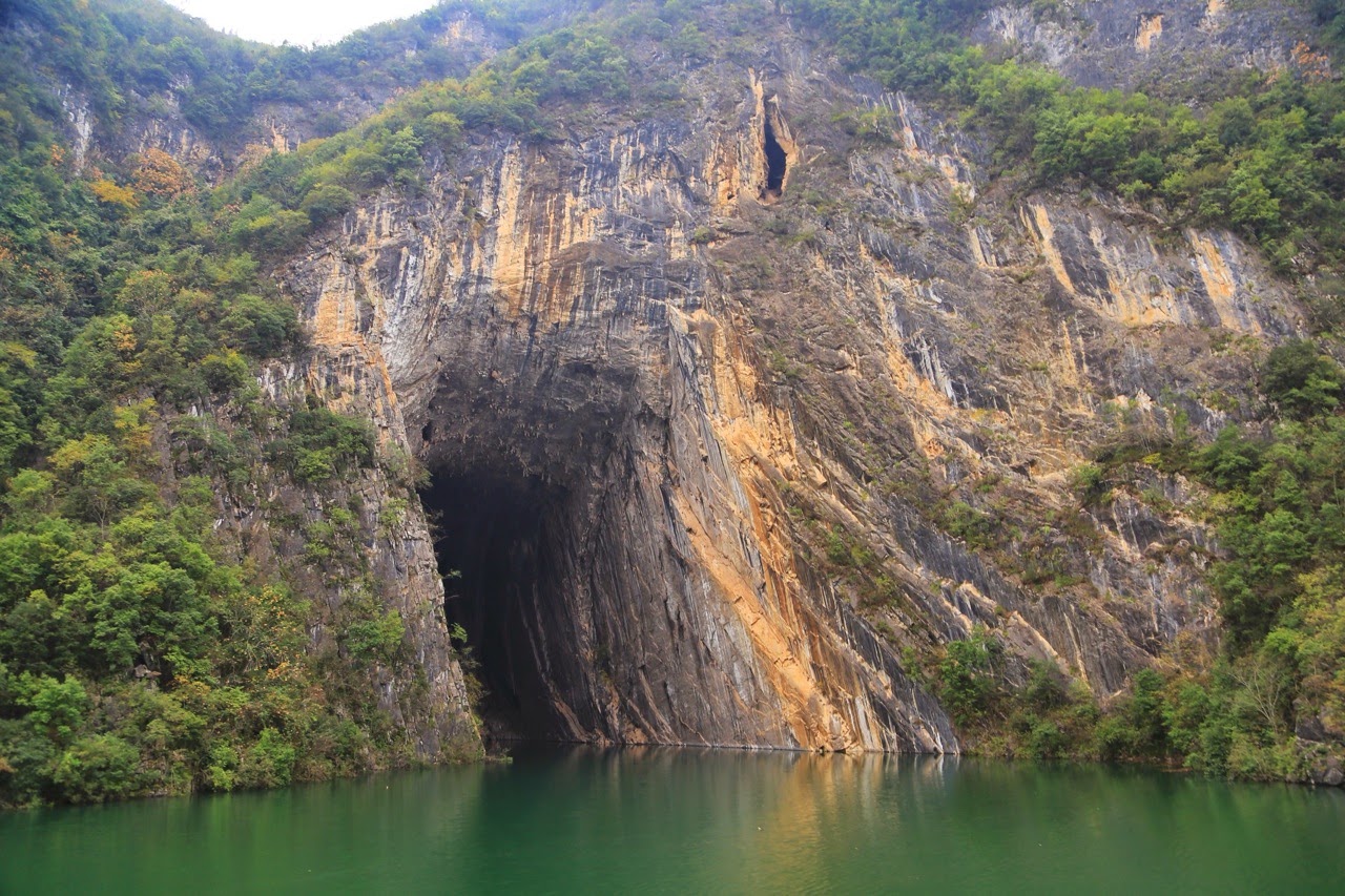 Grotte creusée dans la falaise au bord de la rivière Shennong