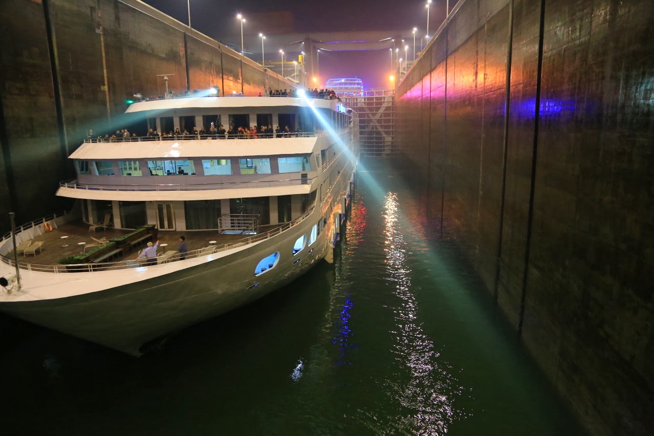 Notre bateau dans une écluse du barrage des Trois-Gorges, la nuit