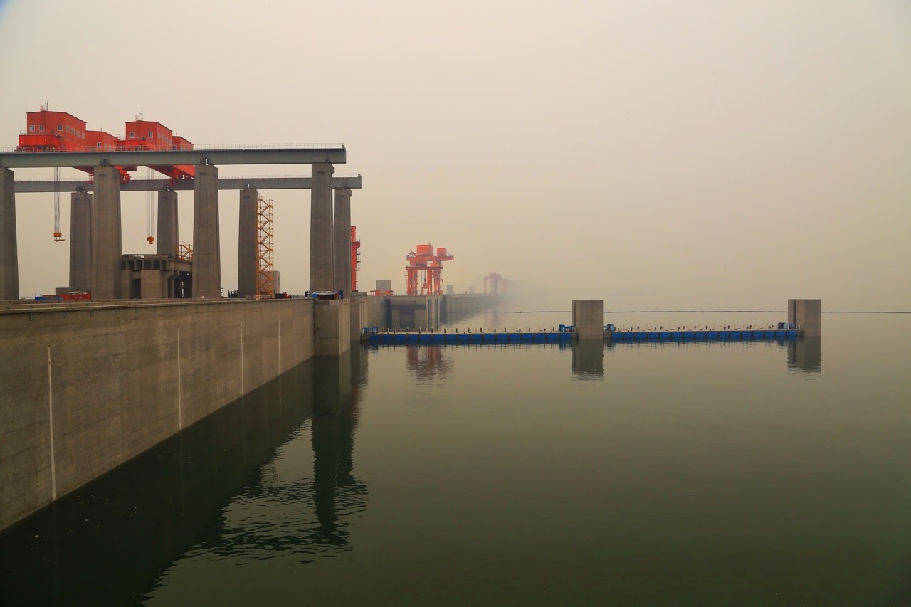 Portes d’écluse et grues dans le brouillard
