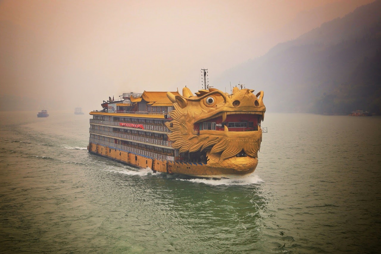 Bateau en forme de dragon doré sur le Yangzi