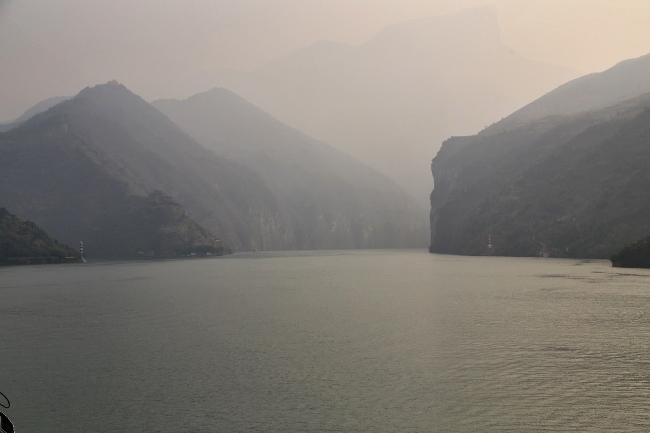 Entrée de la gorge de Qutang sur le Yangzi, dans la brume