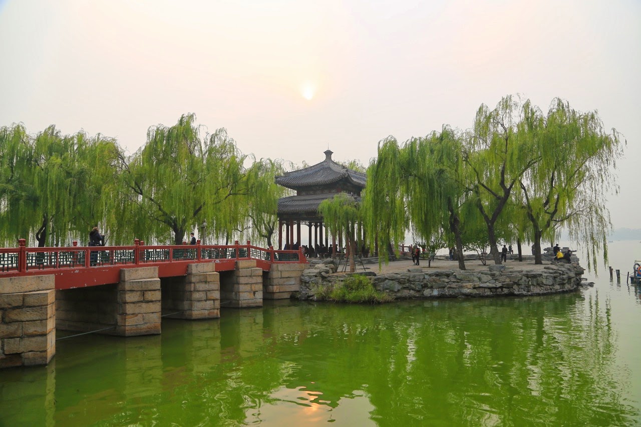 Pavillon et saules au bord du lac Kunming