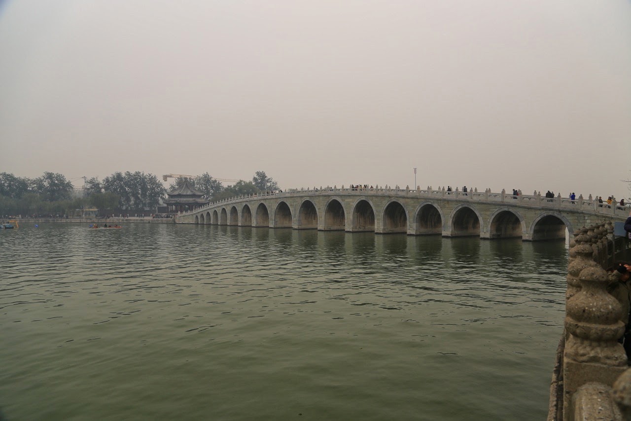 Le pont aux dix-sept arches du Palais d’été, dans la brume