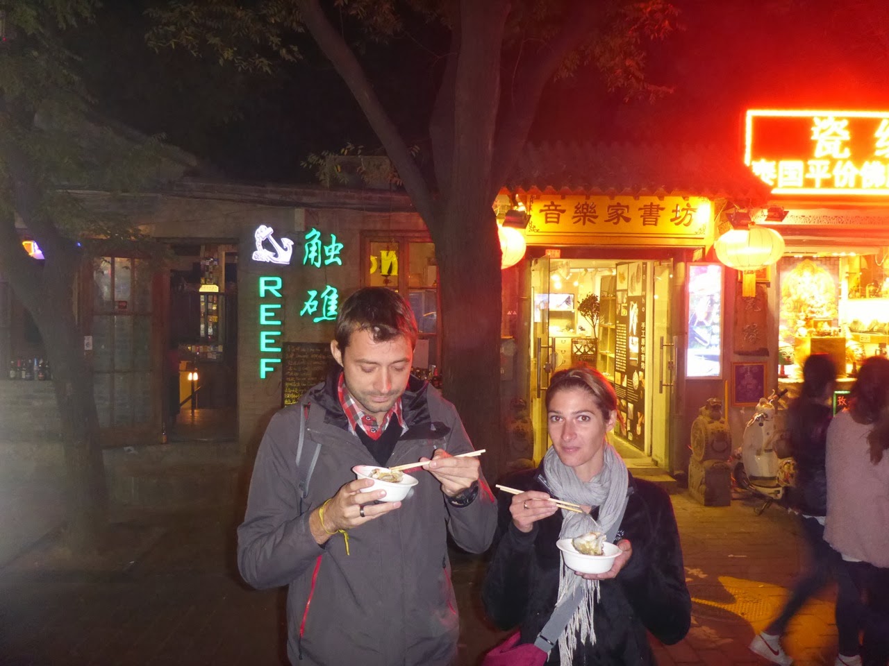 Dégustation dans la rue animée du hutong