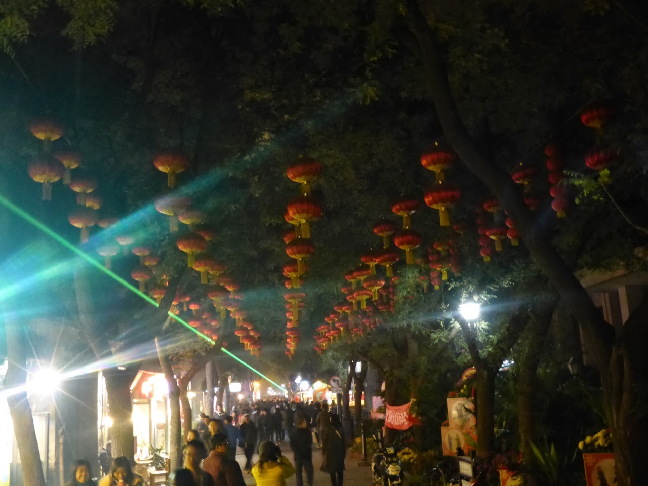 Lanternes rouges illuminées dans le hutong, à la tombée de la nuit
