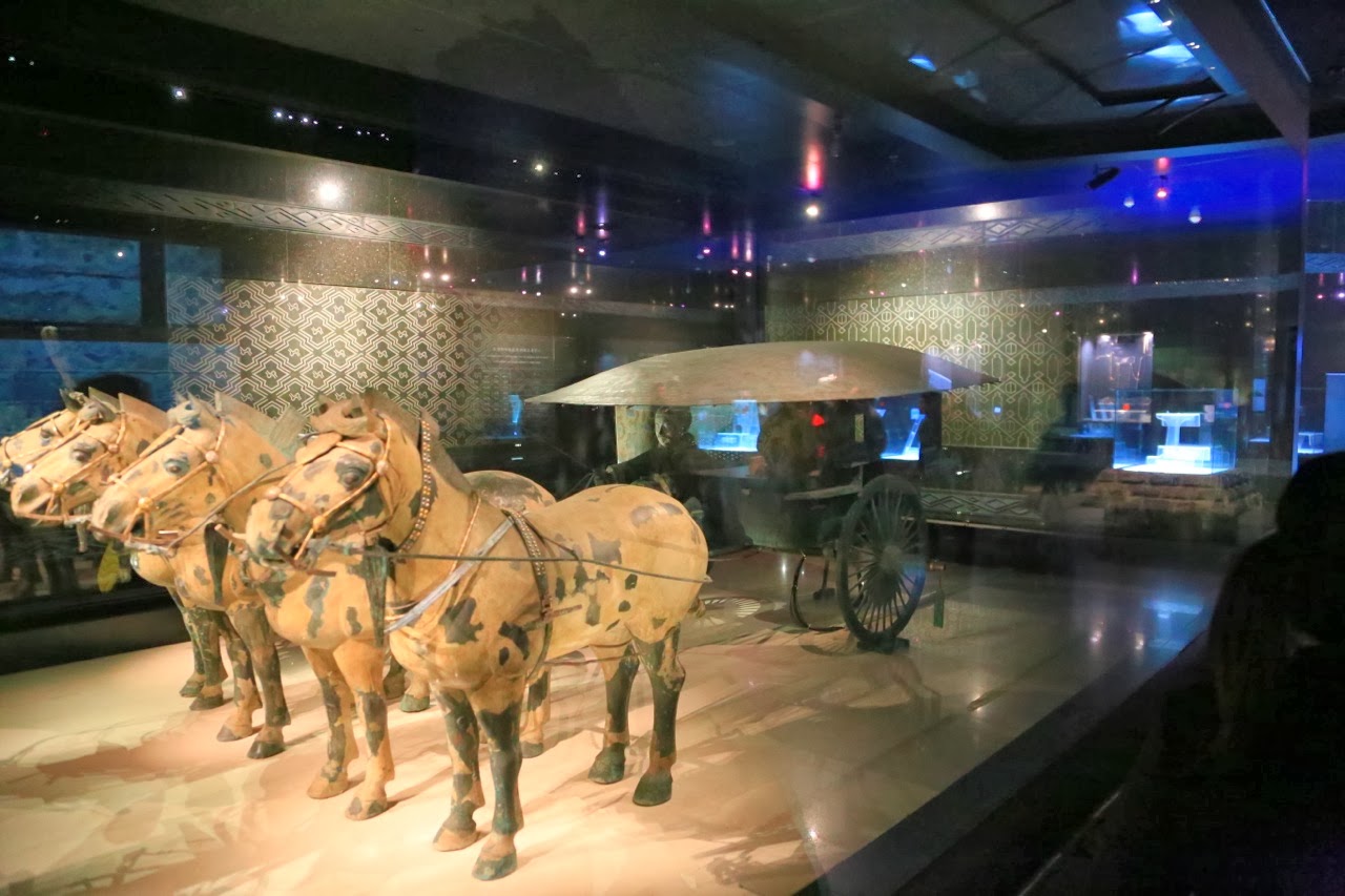 Char en bronze et ses chevaux exposés au musée