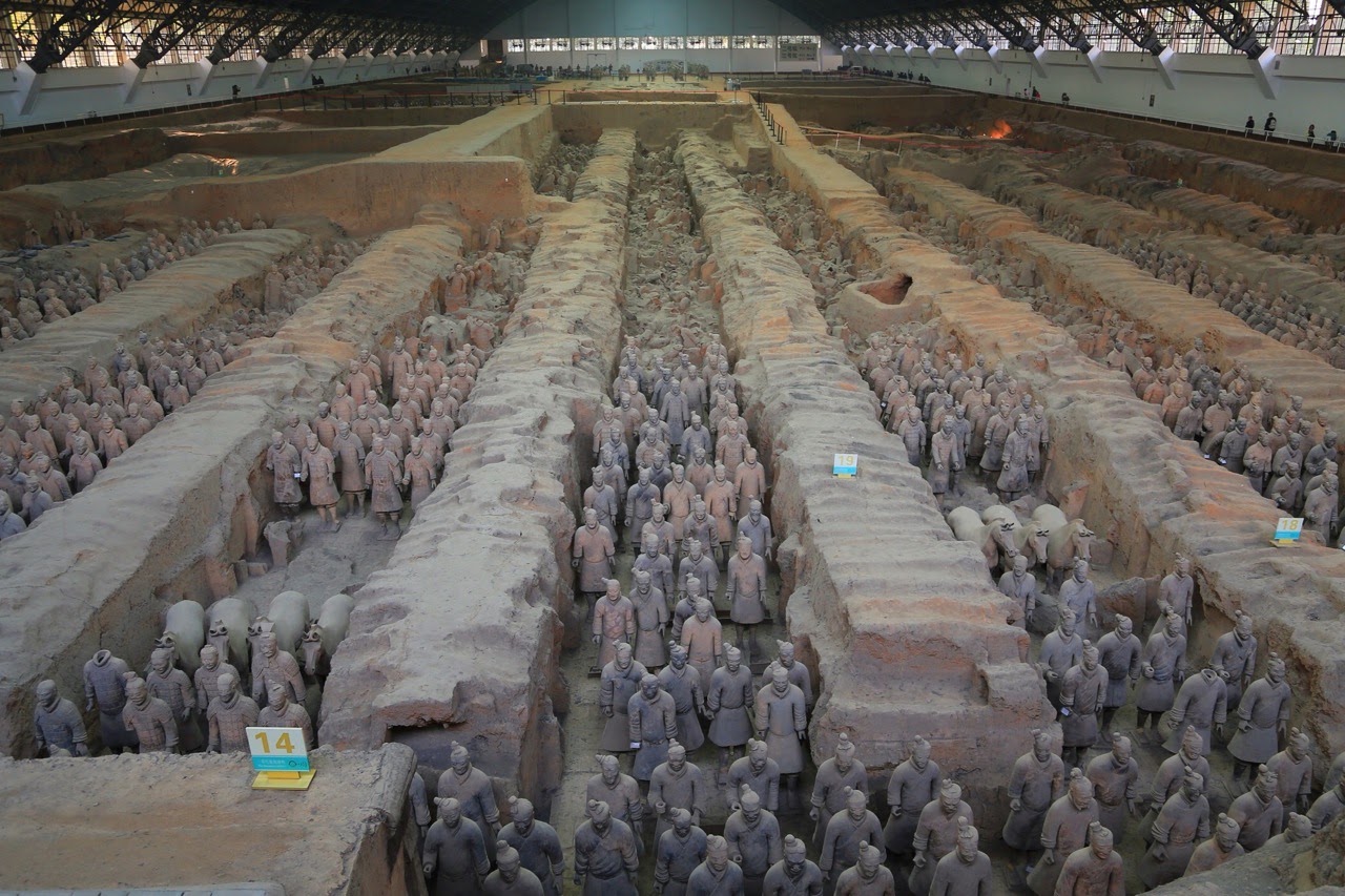 Les tranchées de la fosse n°1 et leurs rangs de soldats
