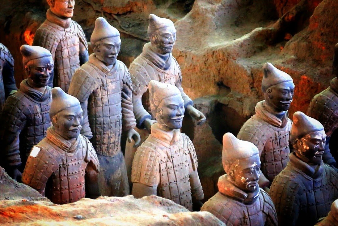 Visages de soldats de l’armée enterrée en gros plan