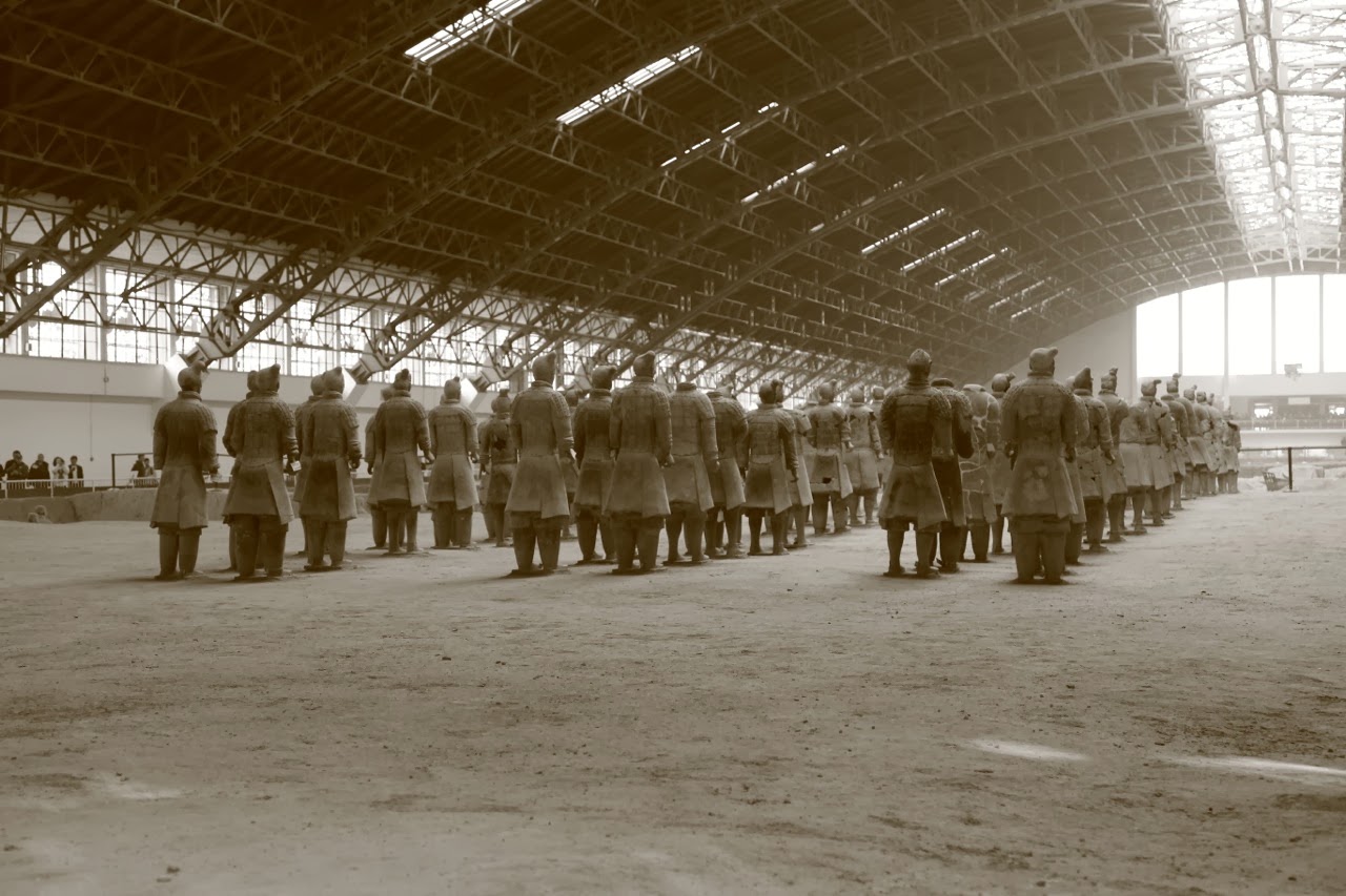 Soldats alignés au fond du hangar, en sépia