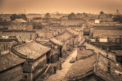 Toits de tuiles de la vieille ville de Pingyao, en sépia