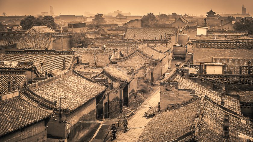 Toits de tuiles de la vieille ville de Pingyao, en sépia