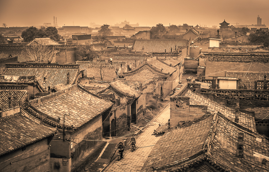Toits de tuiles de la vieille ville de Pingyao, en sépia