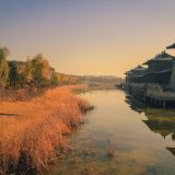 Pavillon chinois se reflétant dans un plan d’eau au soleil couchant