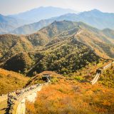 La Grande Muraille serpentant sur les crêtes boisées de Mutianyu