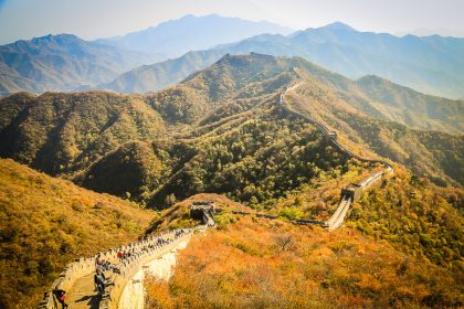 La Grande Muraille serpentant sur les crêtes boisées de Mutianyu