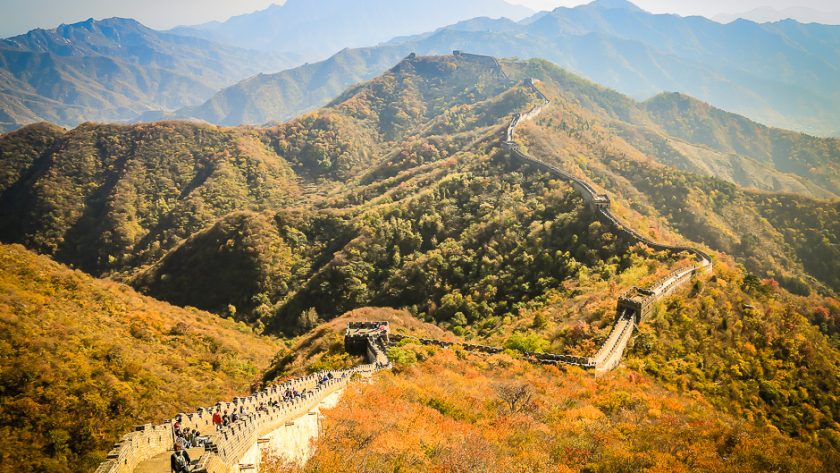 La Grande Muraille serpentant sur les crêtes boisées de Mutianyu