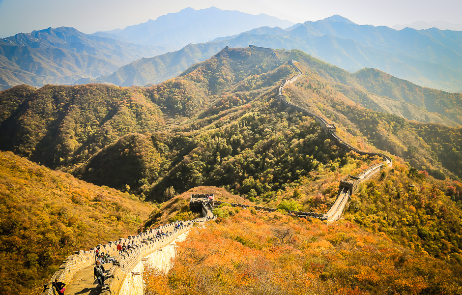 La Grande Muraille serpentant sur les crêtes boisées de Mutianyu
