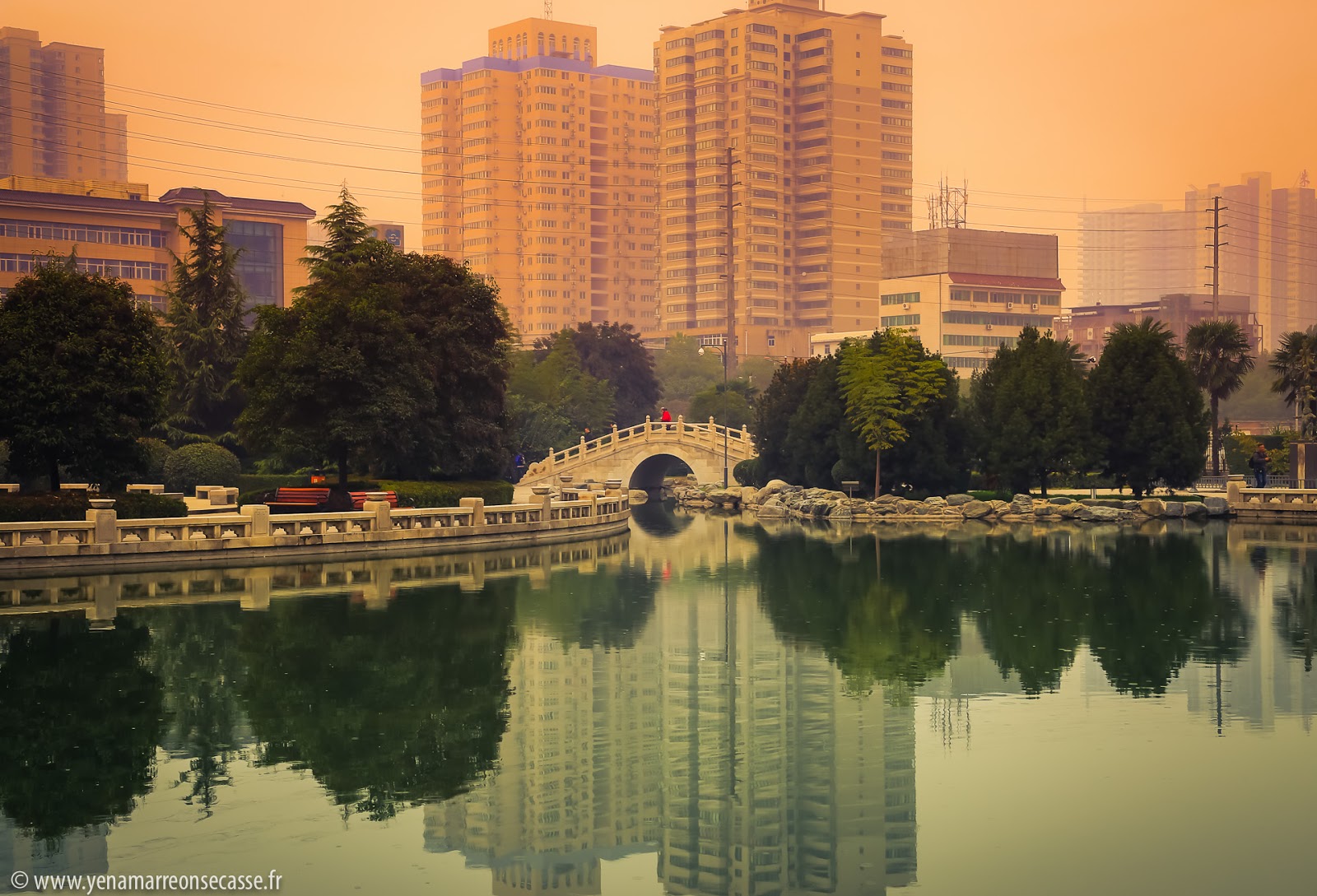 Plan d’eau et immeubles de Xi’an se reflétant au coucher du soleil