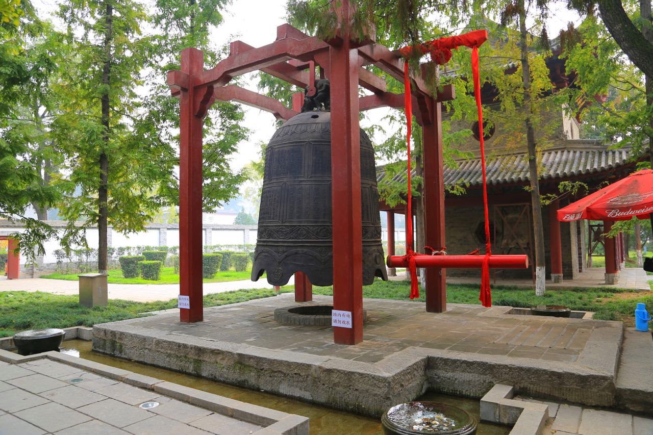 Grande cloche suspendue dans le parc de la pagode