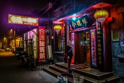 Entrée éclairée de notre hôtel dans un hutong de Beijing, la nuit