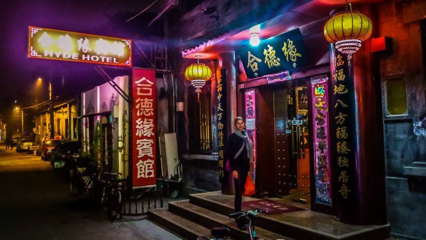 Entrée éclairée de notre hôtel dans un hutong de Beijing, la nuit