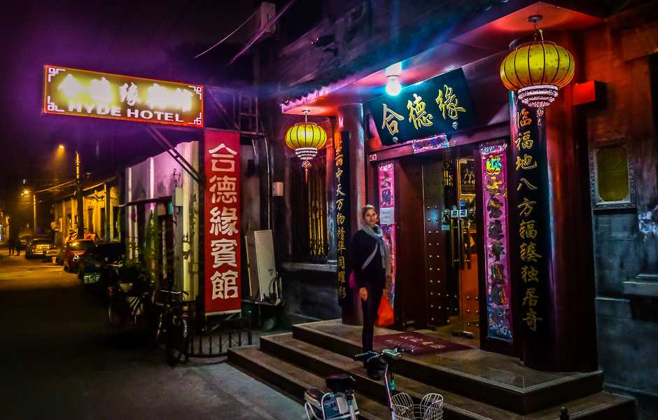 Entrée éclairée de notre hôtel dans un hutong de Beijing, la nuit