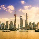 Les gratte-ciels de Pudong au bord du Huangpu, à Shanghai