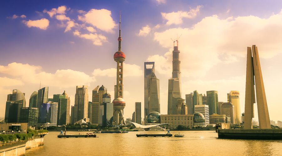 Les gratte-ciels de Pudong au bord du Huangpu, à Shanghai