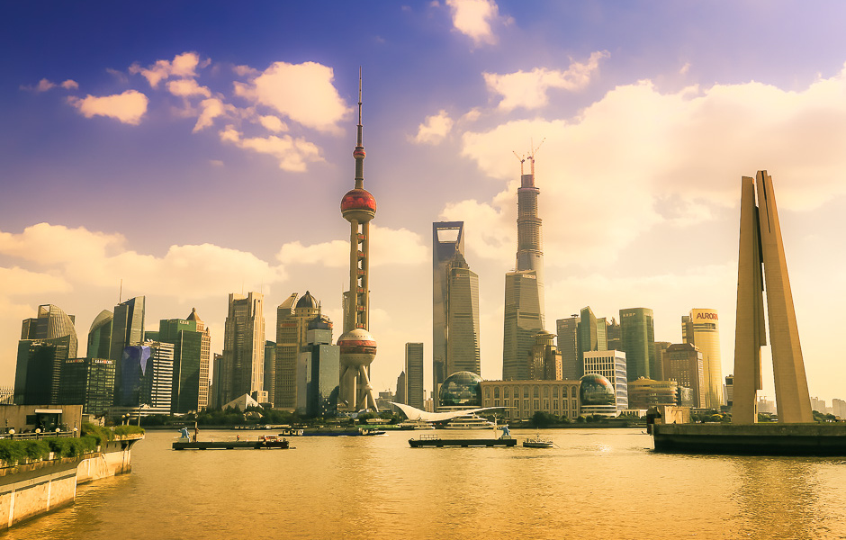 Les gratte-ciels de Pudong au bord du Huangpu, à Shanghai