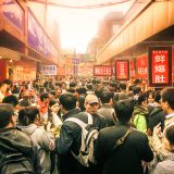 Foule compacte dans une rue commerçante chinoise