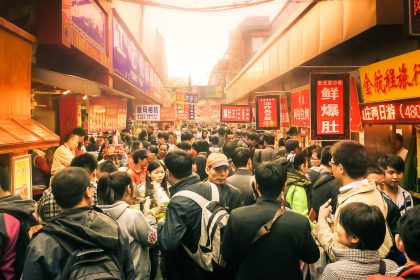 Foule compacte dans une rue commerçante chinoise