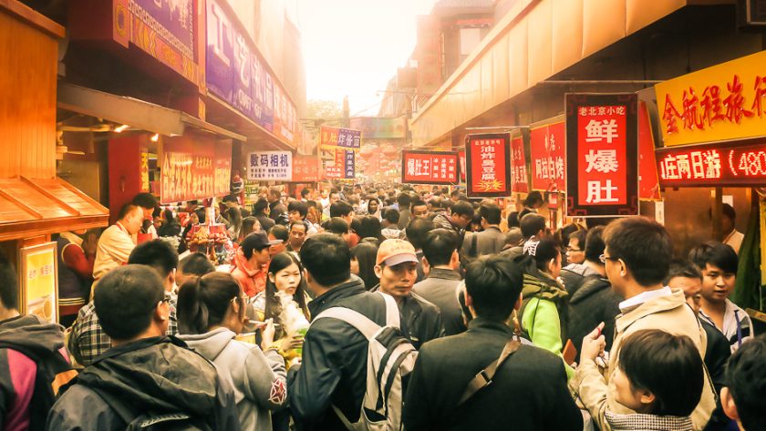 Foule compacte dans une rue commerçante chinoise