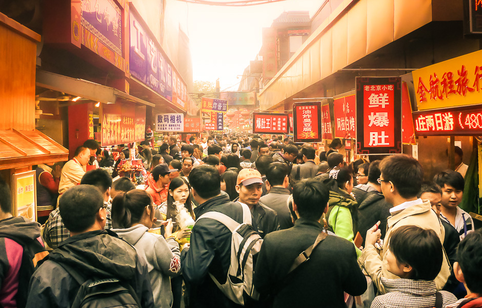 Foule compacte dans une rue commerçante chinoise