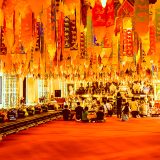 Fidèles réunis sous les guirlandes d'un temple de Chiang Mai