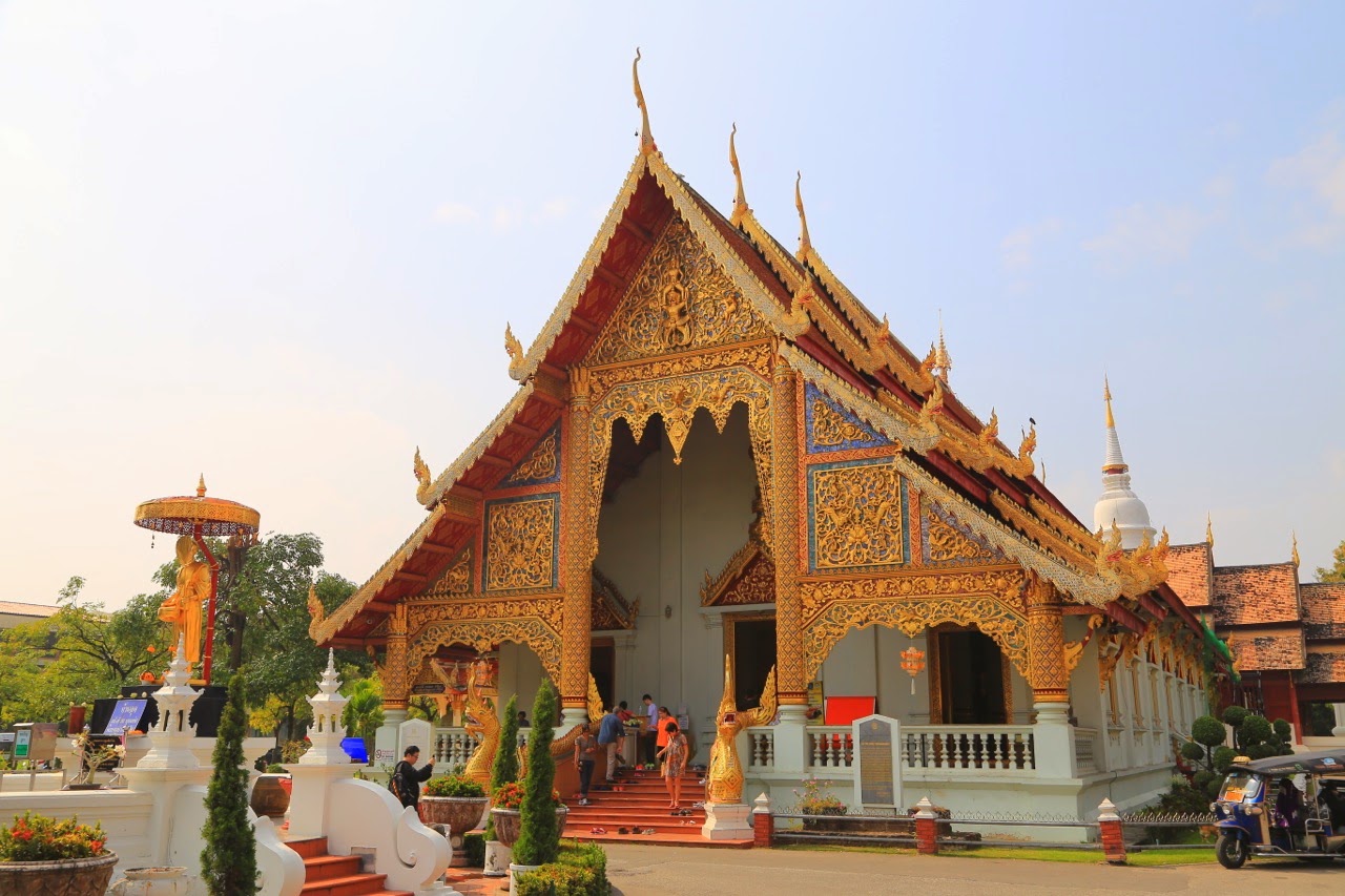 Façade dorée d’un temple dans la vieille ville de Chiang Mai