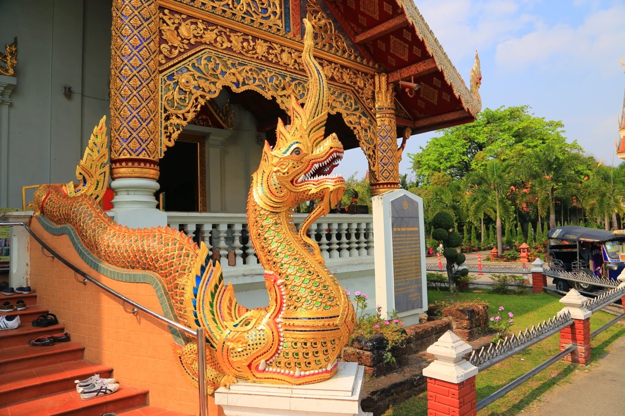 Naga gardant l'escalier d'un temple