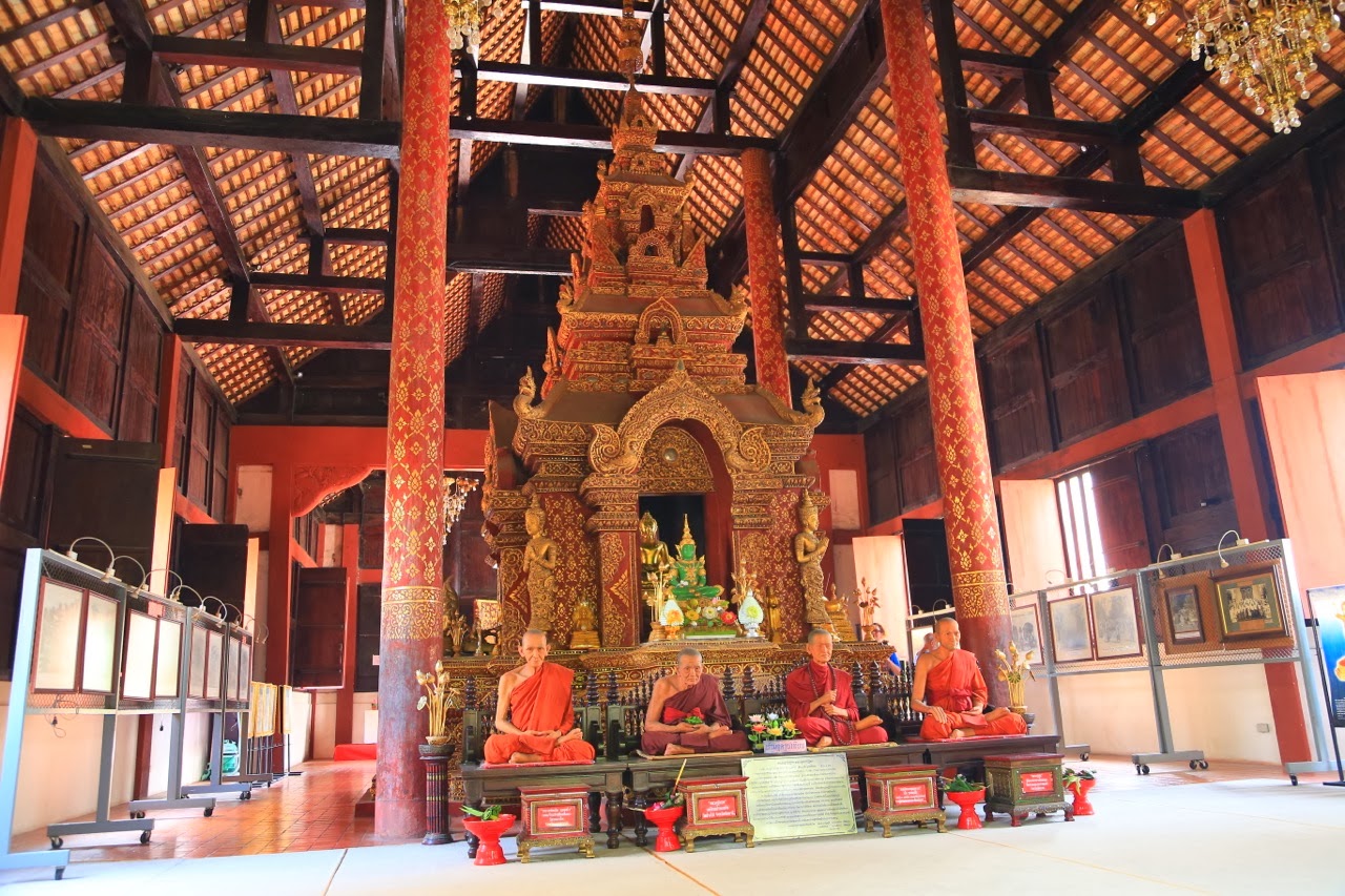 Intérieur en bois sculpté d'un temple