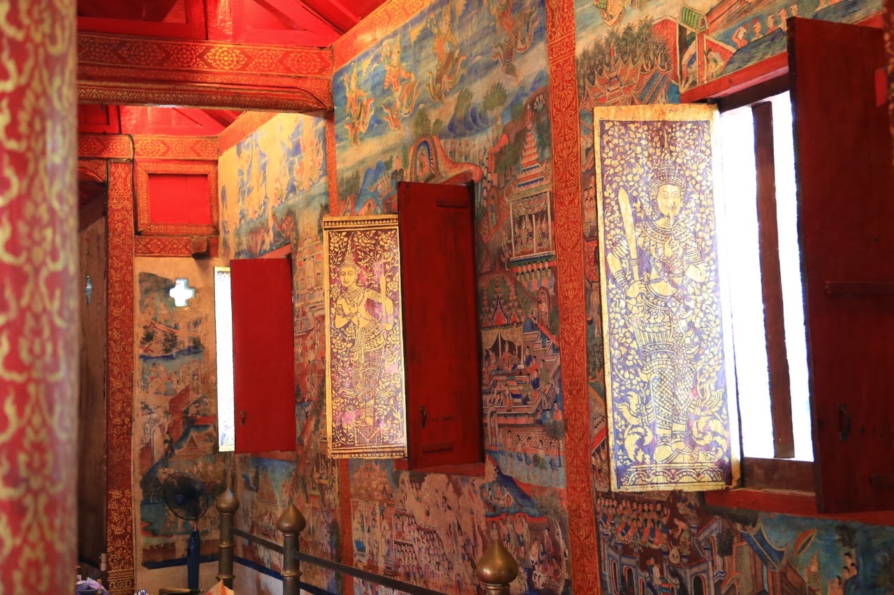 Murs peints en rouge et or