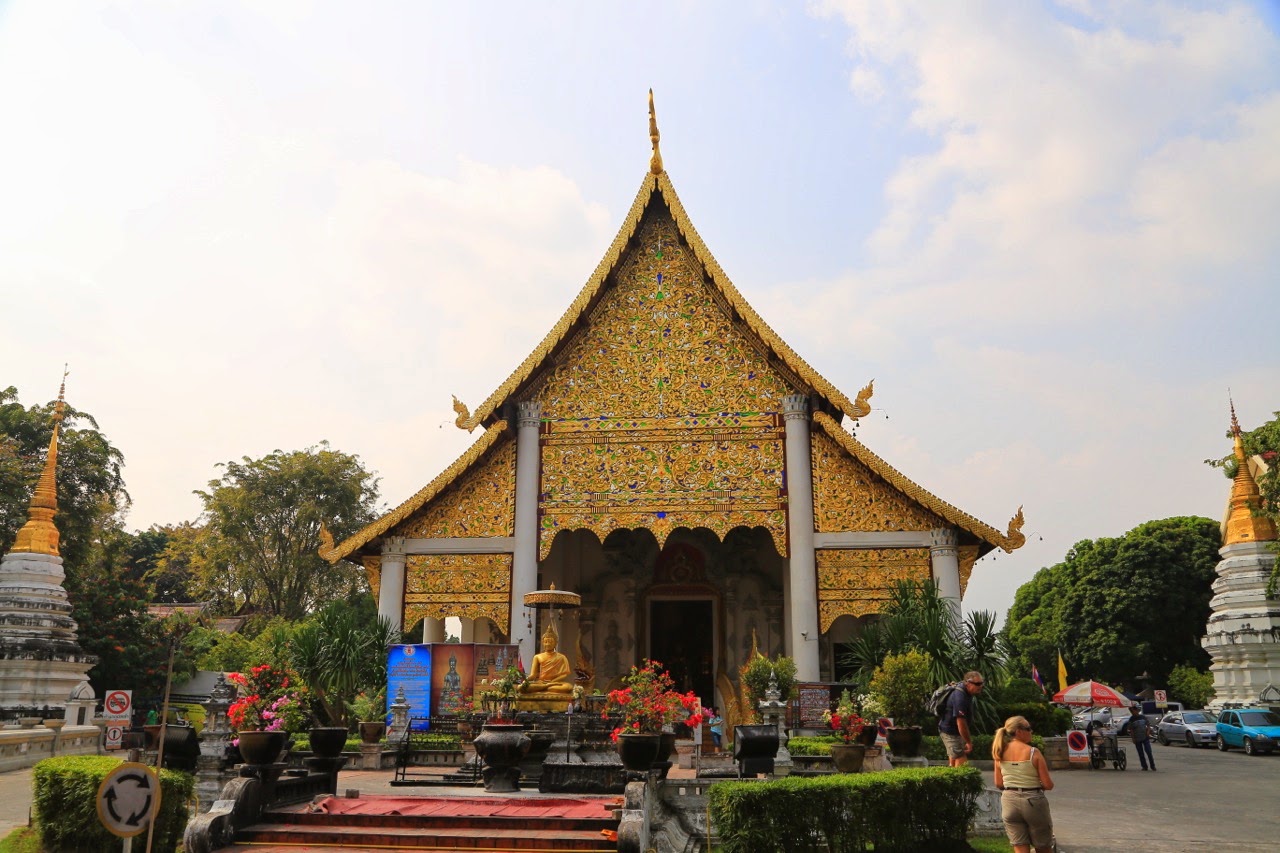 Façade dorée d'un petit temple lanna