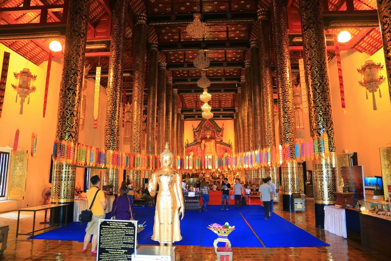 Intérieur d'un temple et ses colonnes rouges