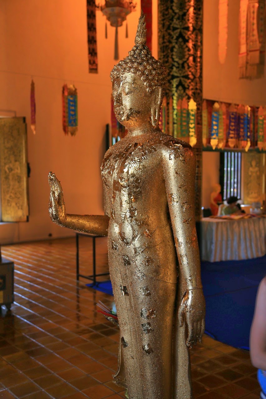 Statue de bouddha debout