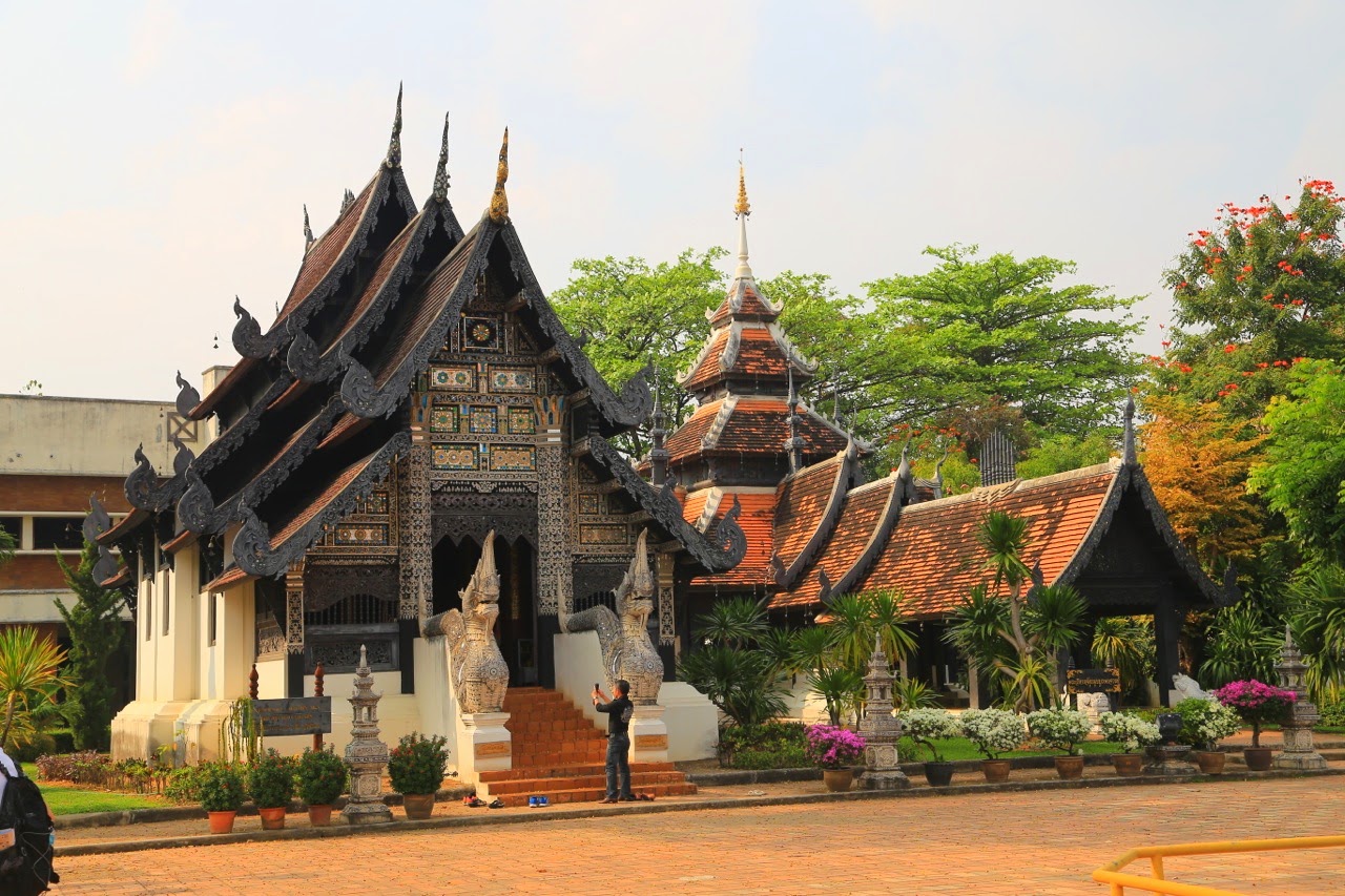 Temple en bois sombre de style lanna