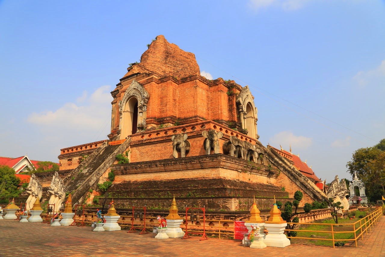 Le grand chedi en ruine du Wat Chedi Luang à Chiang Mai