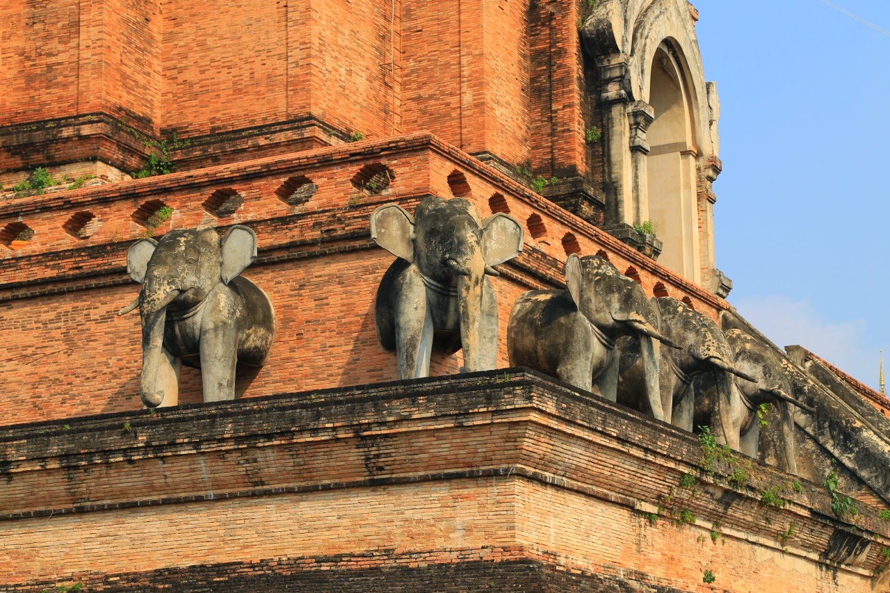 Éléphants sculptés à la base du chedi