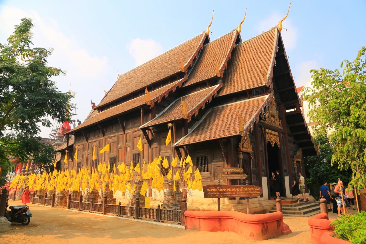 Temple en teck et ses bouddhas dorés